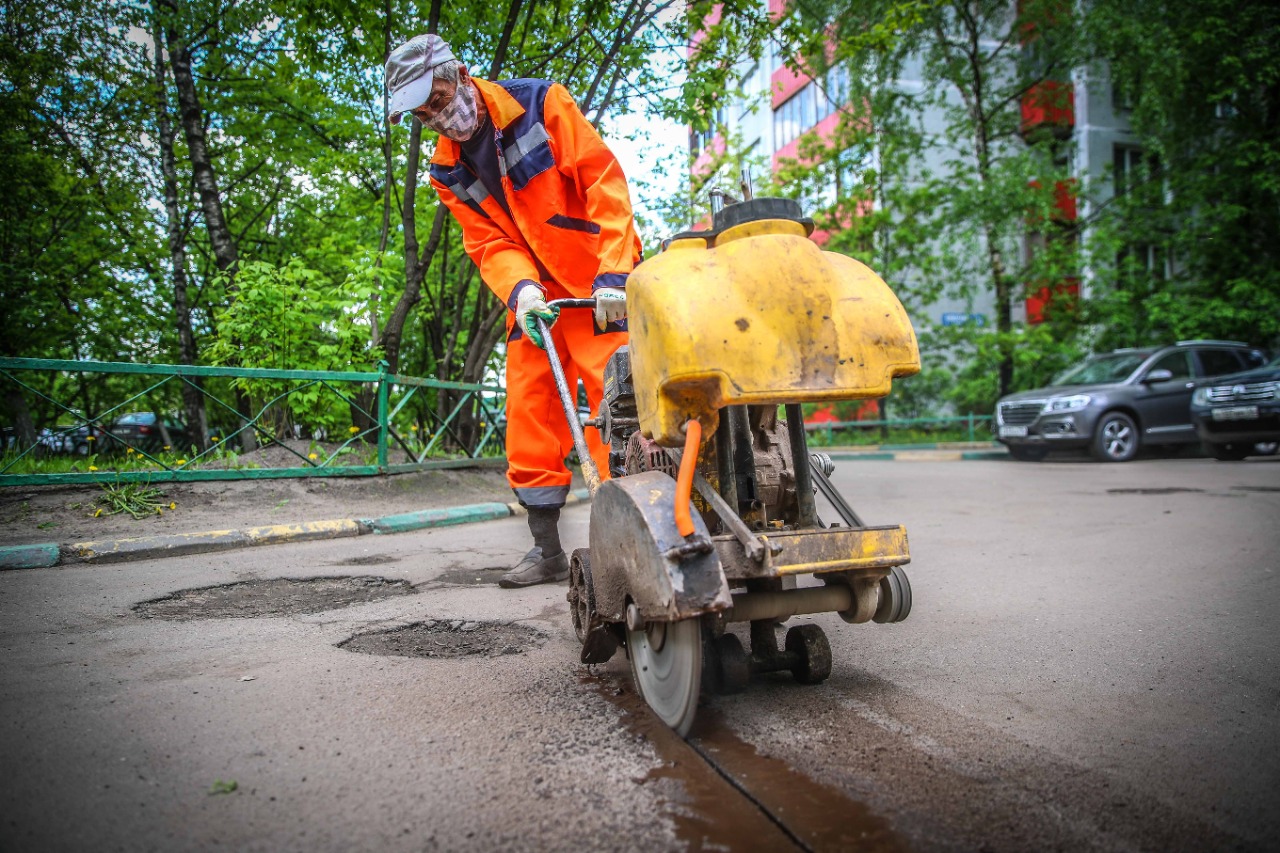 В Люберцах продолжаются работы по ямочному ремонту во дворах |  Администрация городского округа Люберцы Московской области